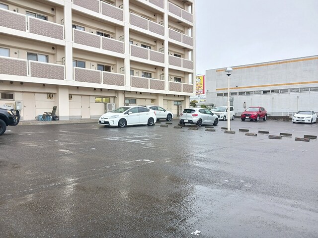 グランソレイユ西中央 駐車場