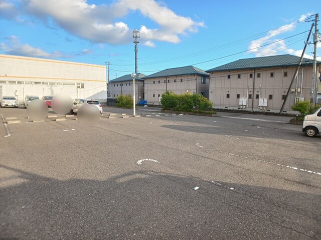 グランソレイユ西中央 駐車場