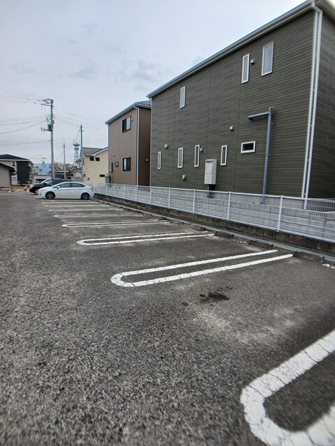 クリスタルコートＡ 駐車場