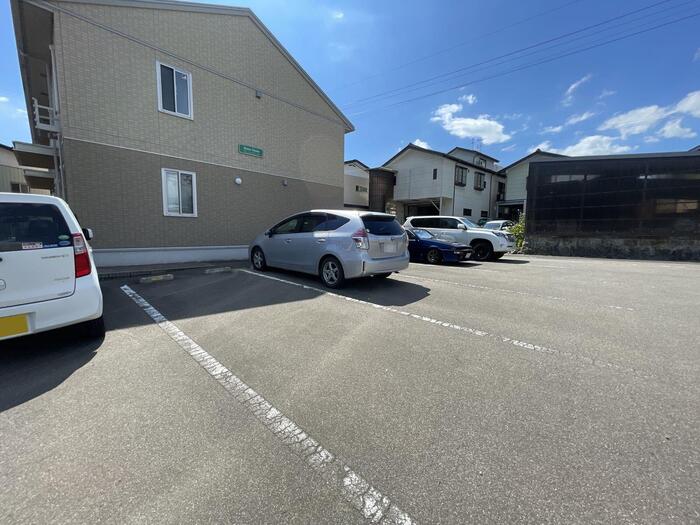 ミッテハイム 駐車場