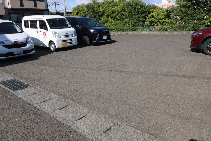 ロイヤルガーデン吉倉　Ｃ 駐車場