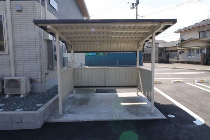 ヴェルジェトロワ 駐車場