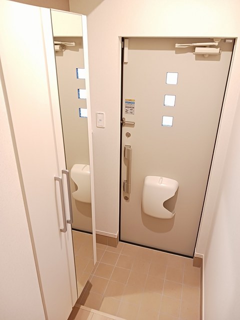 福島県福島市西中央２丁目 玄関