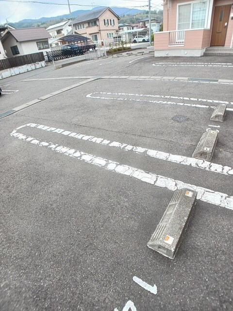 サニーフォレストⅡ 駐車場
