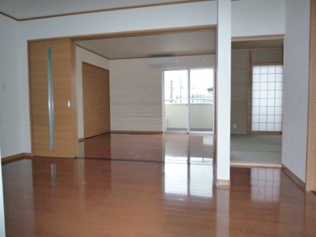 ラフィネ弥生町 リビング