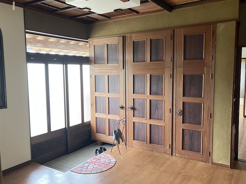 山居戸建て 玄関