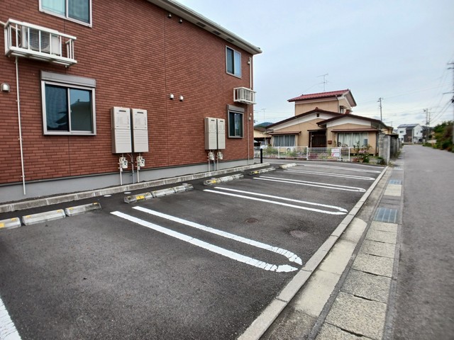 クレメント　ハウス 駐車場