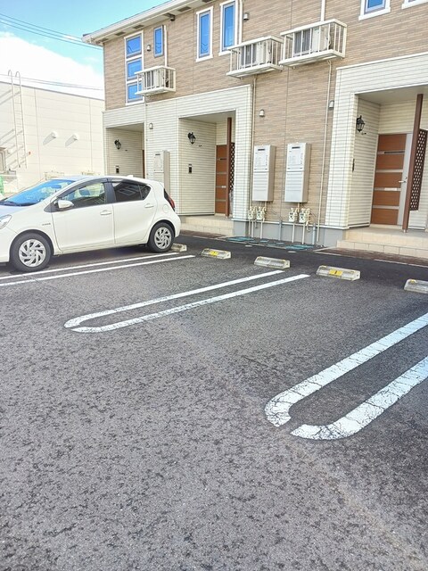 ピン・ツリー 駐車場