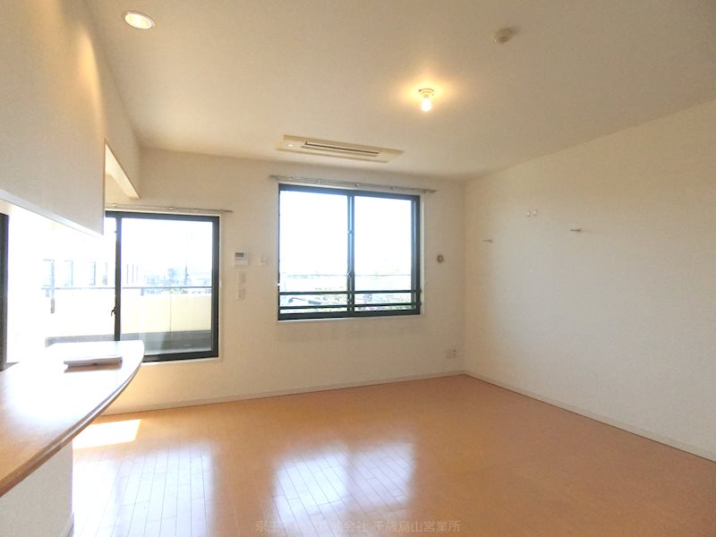 エストライフつつじヶ丘三番館 リビング
