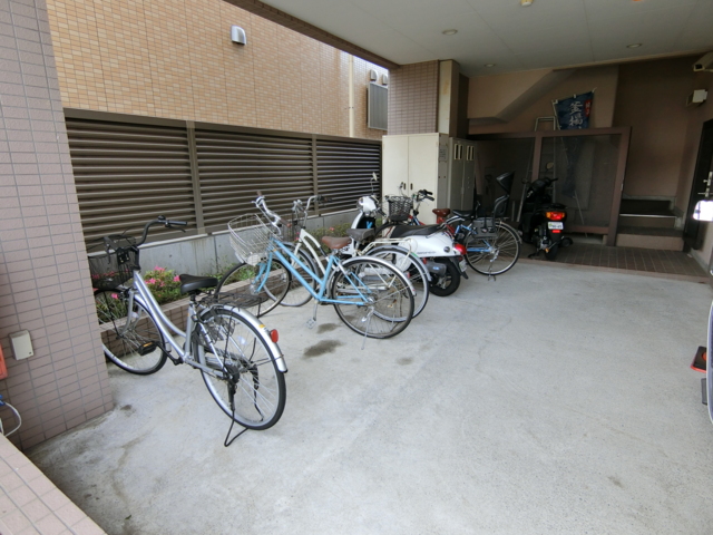 めじろ台駅前パレス 駐車場
