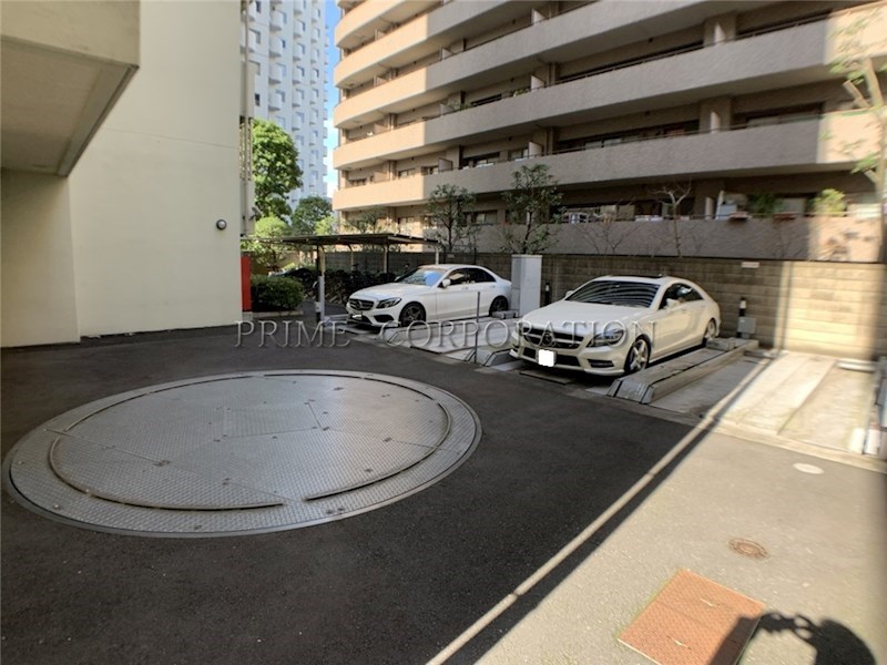 アパートメンツ三田 駐車場