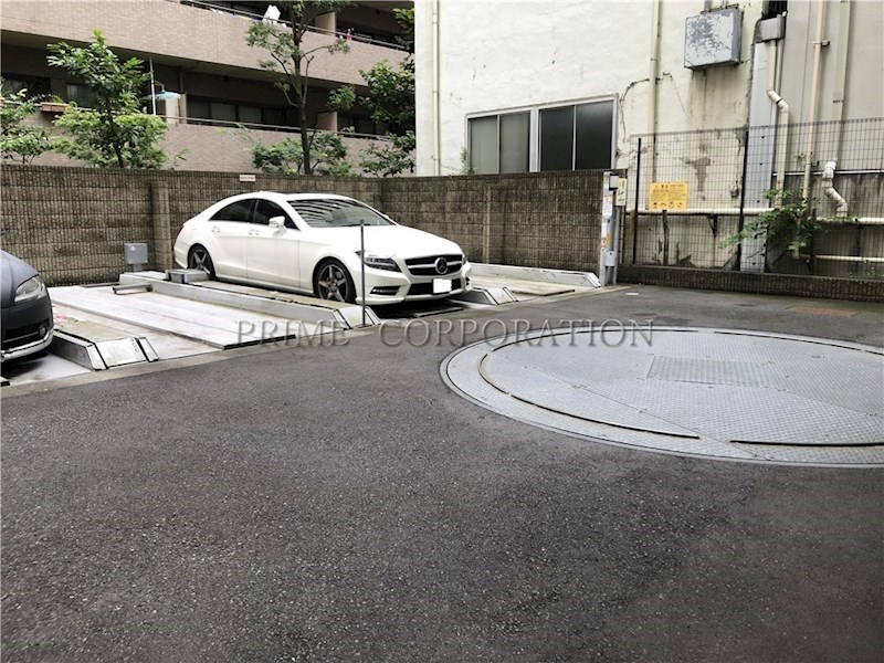 アパートメンツ三田 駐車場