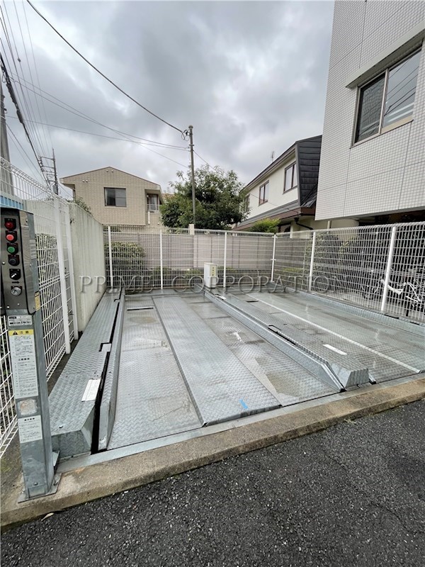 エスティメゾン中野富士見町 駐車場