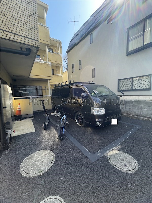 グランドブリックコート 駐車場