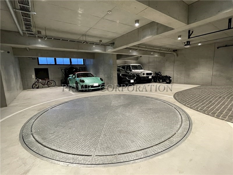 THE DOORS 駐車場