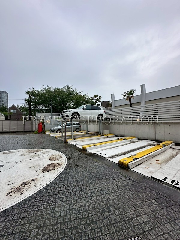 コスモリード南麻布 駐車場