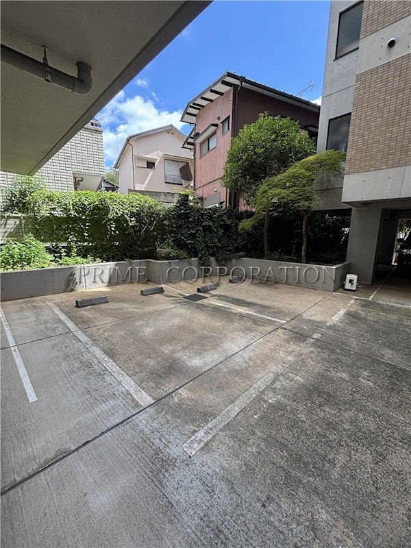 ルミークアン笹塚 駐車場