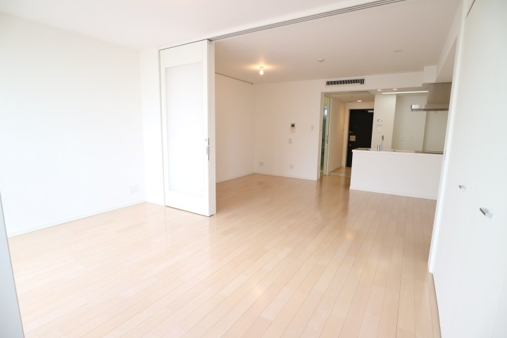 プライムアーバン市谷仲之町 リビング
