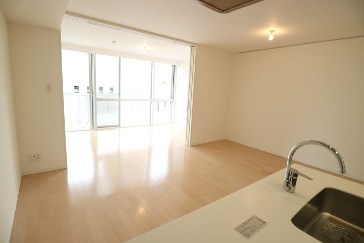 プライムアーバン市谷仲之町 リビング