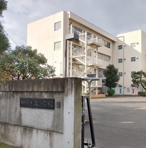 Heights Wisteria B 小学校