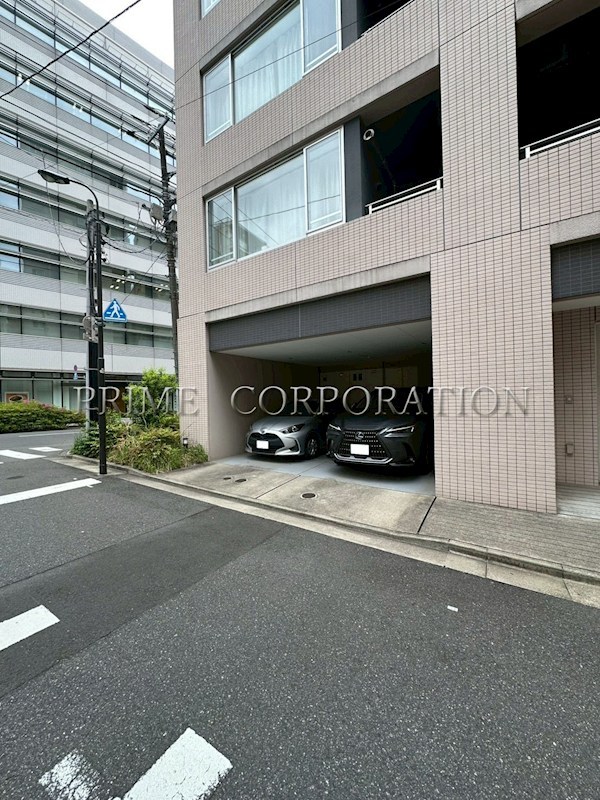 LUPINUS COURT 駐車場
