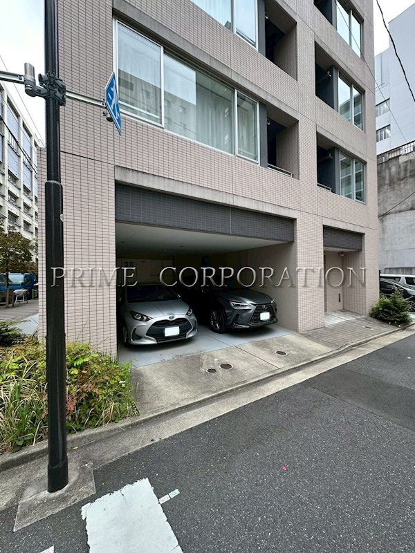LUPINUS COURT 駐車場