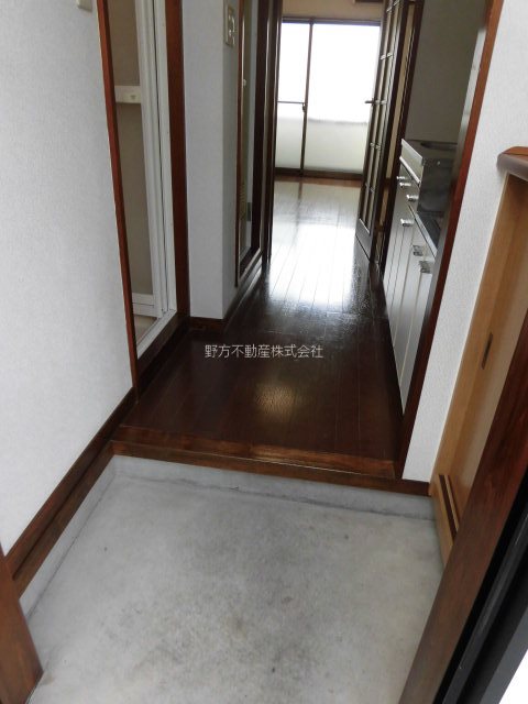 フローラT 玄関