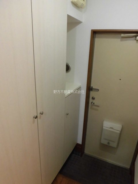 クリスタルガーデン 玄関