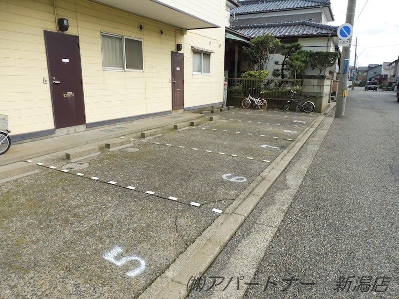 サンロフティ秋葉 駐車場