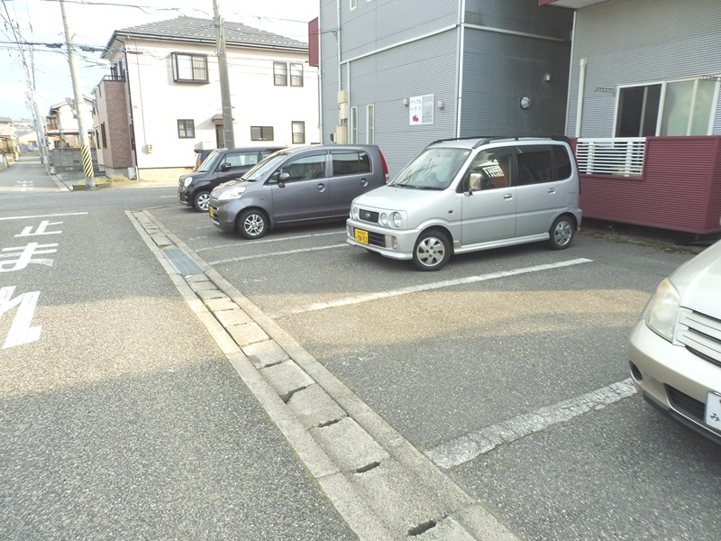 アップルハウス上新栄町 駐車場