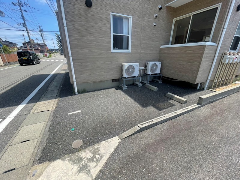 クレセント　アガソス 駐車場