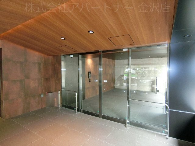レーベン金沢 MID WEST TOWER エントランス