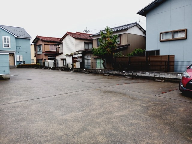 ニューローレルⅡ 駐車場