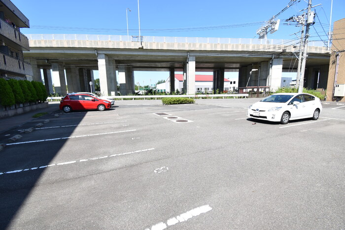 リヴェール山田 駐車場