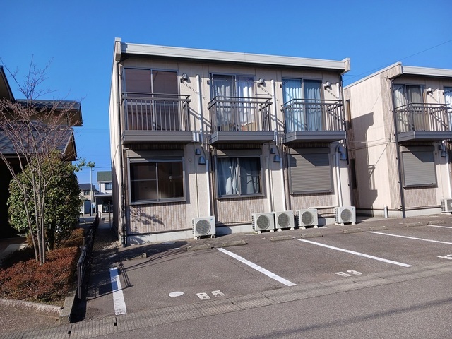 ルミエールキューブＢ 駐車場