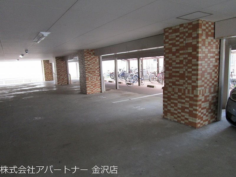 プレステージ金沢 駐車場