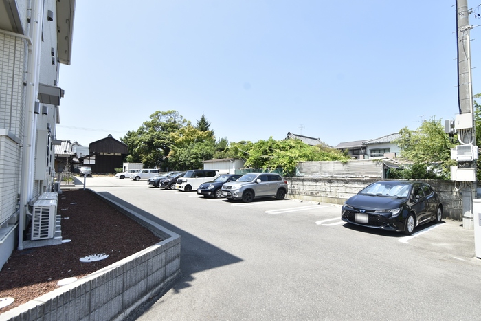 アルデバラン 駐車場