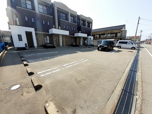 セレッソⅢ 駐車場