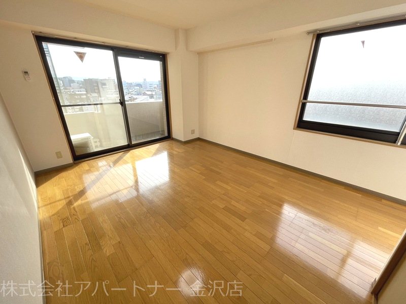 ドミール金沢駅西 リビング