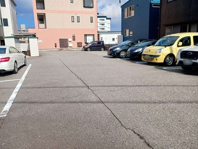 レフィナードⅡ 駐車場