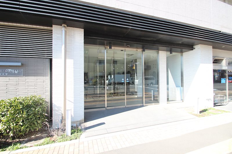フェニシア学芸大学 エントランス