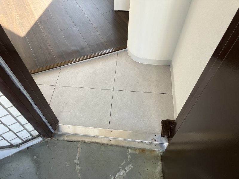 ホワイトビル 玄関