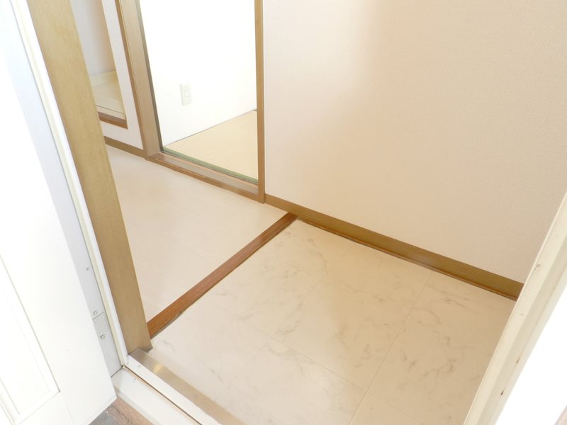コスミックウイング小栗栖 玄関