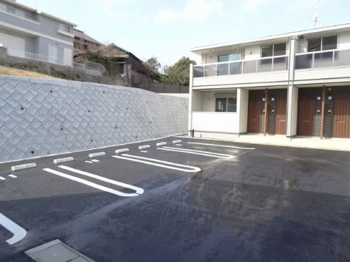 ホワイトハウス弐番館 駐車場