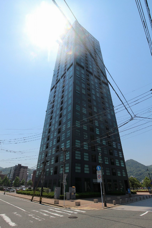 門司港にそびえ立つ高層マンション。