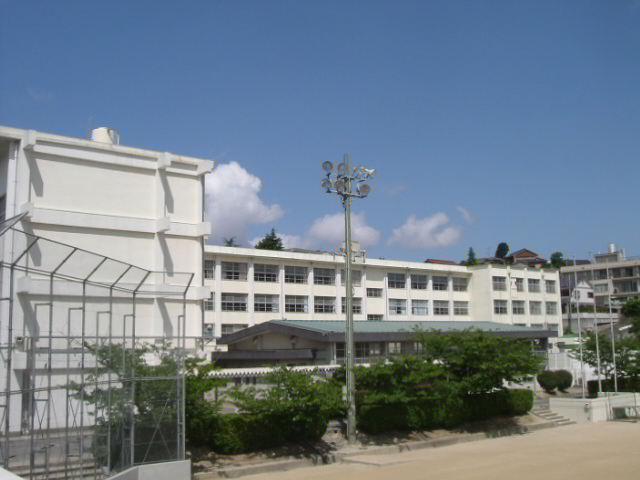エイチエヌ石坪 中学校