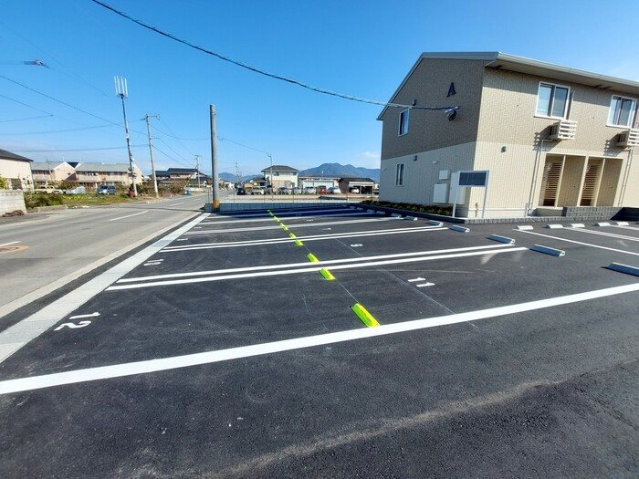 D-roomたかむら B棟  駐車場