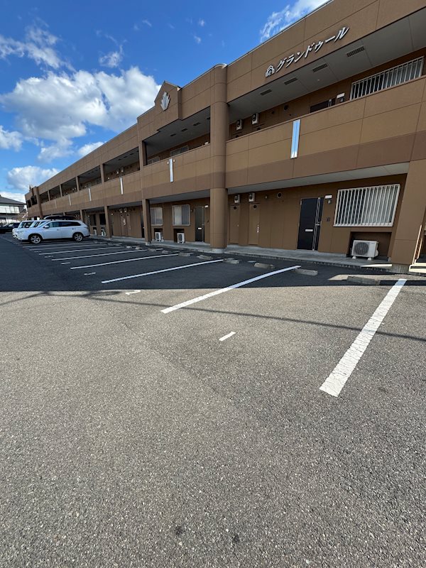 グランドゥール  駐車場