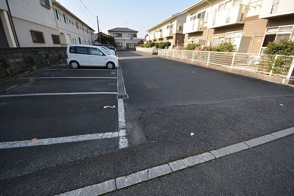 ファミールヒイラギB 駐車場