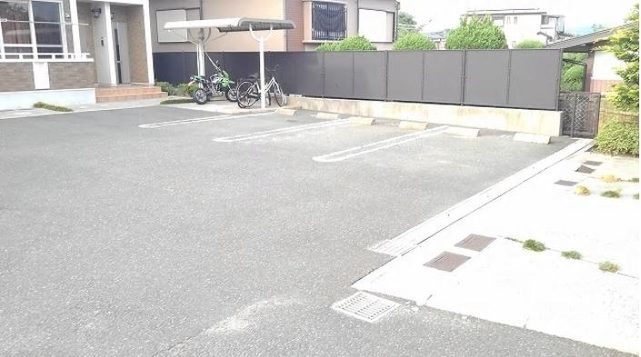 クリスマスローズⅢ 駐車場